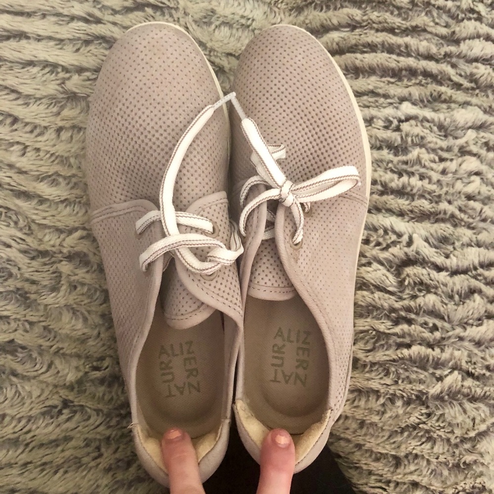 Naturalized tennis shoes